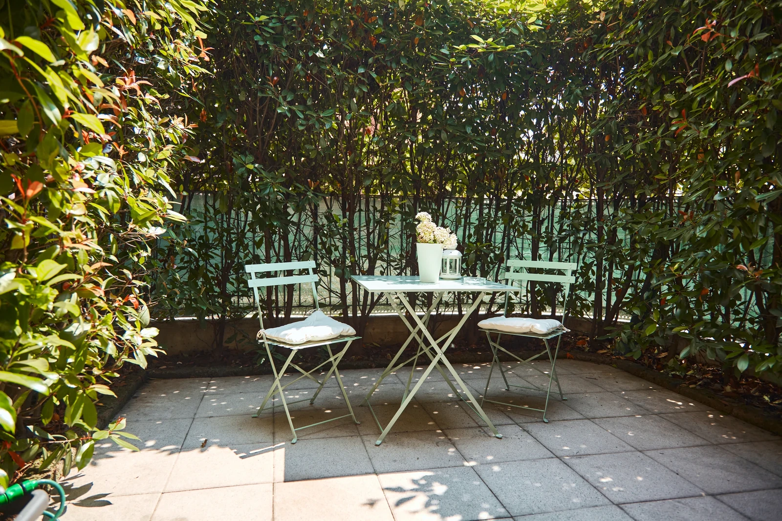 Cortile privato con tavolo e sedie