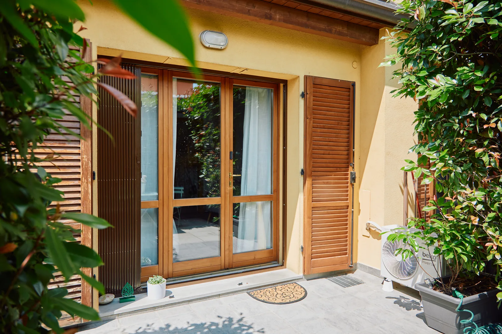 Ingresso privato con porta-finestra sul cortile